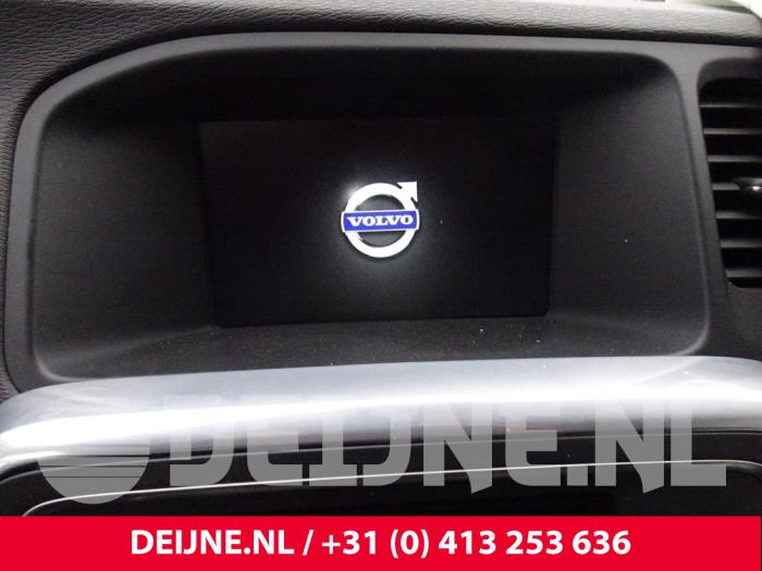 Gebruikte Display Interieur Volvo V60 I (FW/GW) 2.0 D2 16V Prijs € 90,00 Margeregeling aangeboden door van Deijne Onderdelen Uden B.V.
