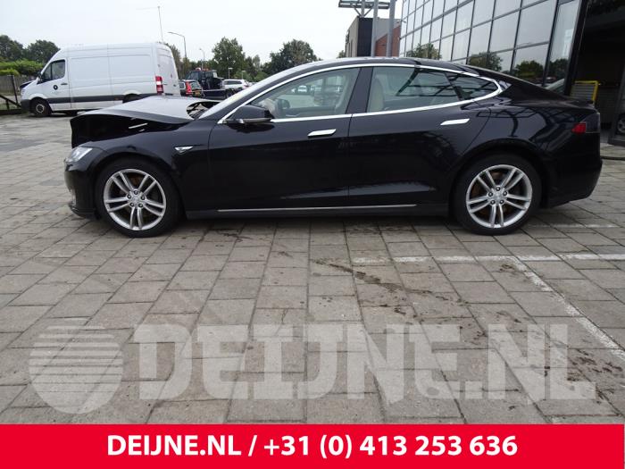 Tesla Model S Dorpel links O198975