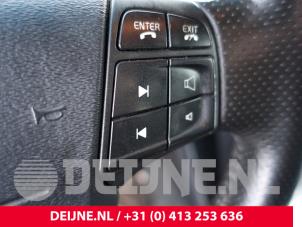 Volvo V70 Steering wheel mounted radio control O201046 photo 3