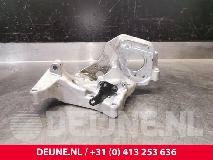 Gebruikte Dynamosteun onder Volvo V40 (MV) 2.0 D4 16V Prijs € 50,00 Margeregeling aangeboden door van Deijne Onderdelen Uden B.V.