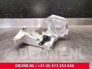 Gebruikte Dynamosteun onder Volvo V40 (MV) 2.0 D4 16V Prijs € 50,00 Margeregeling aangeboden door van Deijne Onderdelen Uden B.V.