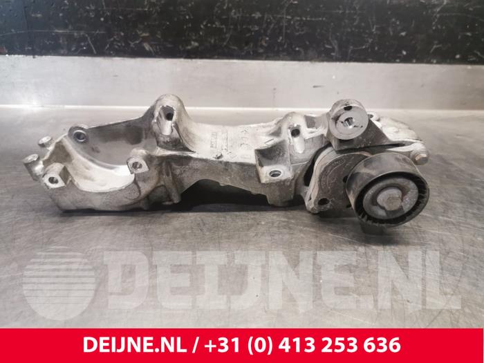Gebruikte Dynamosteun onder Opel Movano Prijs € 36,30 Inclusief btw aangeboden door van Deijne Onderdelen Uden B.V.