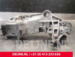 Opel Movano Alternator lower bracket O201372 photo 2