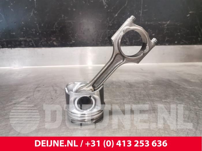 Gebruikte Zuiger Volvo V70 (BW) 2.4 D5 20V 215 Prijs € 100,00 Margeregeling aangeboden door van Deijne Onderdelen Uden B.V.