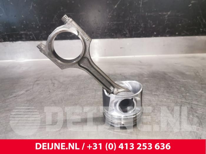 Zuiger van een Volvo V70 (BW) 2.4 D5 20V 215 2015