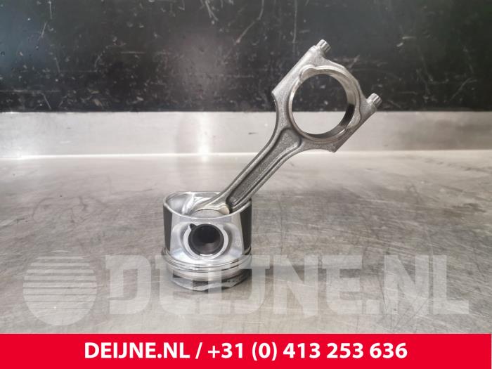 Zuiger van een Volvo V70 (BW) 2.4 D5 20V 215 2015