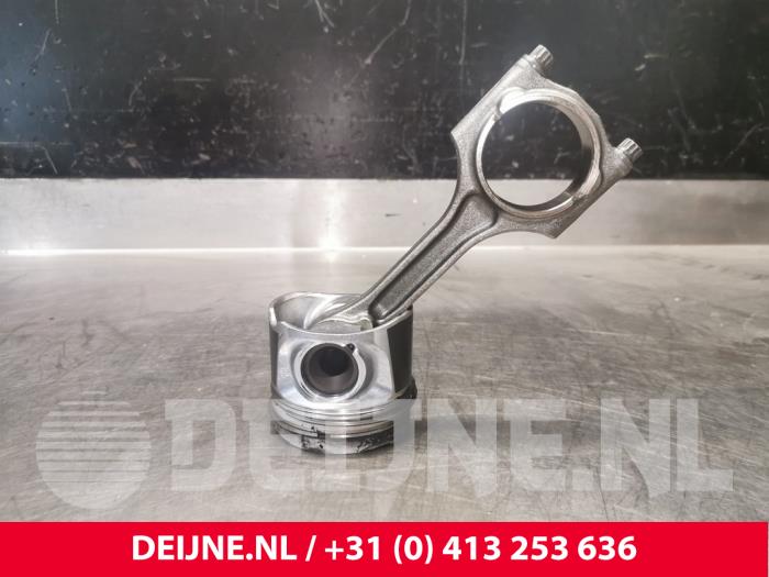 Gebruikte Zuiger Volvo V70 (BW) 2.4 D5 20V 215 Prijs € 100,00 Margeregeling aangeboden door van Deijne Onderdelen Uden B.V.