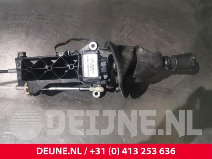 Gebruikte Versnellingspook Mercedes Sprinter 2t (901/902) 208 CDI 16V Prijs € 121,00 Inclusief btw aangeboden door van Deijne Onderdelen Uden B.V.