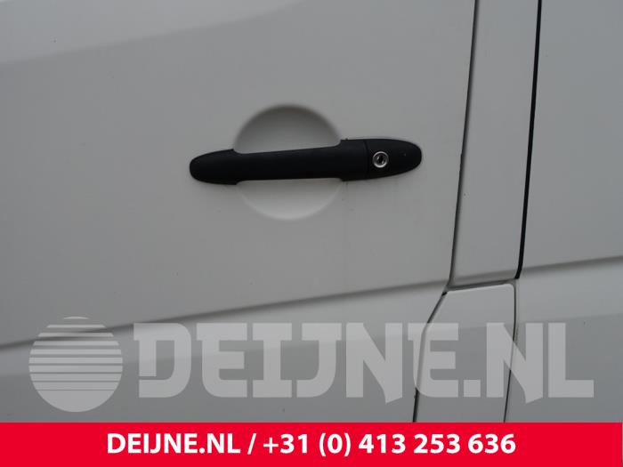 Volkswagen Crafter Türgriff 2-türig links O201935