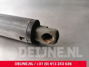 Tesla Model S Gasdemper links-achter O203536 foto 2