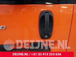 Gebruikte Greep achterdeur Bus-Bestel Fiat Fiorino (225) 1.3 JTD 16V Multijet Prijs op aanvraag aangeboden door van Deijne Onderdelen Uden B.V.