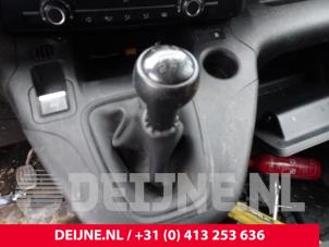 Gebruikte Versnellingspook Opel Combo Cargo 1.6 CDTI 75 Prijs € 48,40 Inclusief btw aangeboden door van Deijne Onderdelen Uden B.V.