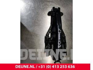 Gebruikte Portiergreep 4Deurs links-achter Volvo V40 (MV) 1.6 D2 Prijs € 30,00 Margeregeling aangeboden door van Deijne Onderdelen Uden B.V.