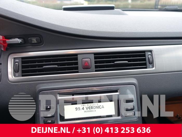 Gebruikte Display Interieur Volvo V70 (BW) 2.0 16V Flexifuel Prijs € 35,00 Margeregeling aangeboden door van Deijne Onderdelen Uden B.V.