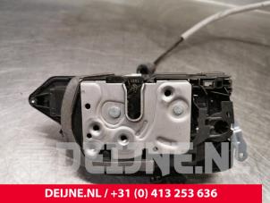 Volvo XC40 Door lock mechanism 4-door, front left O204660 photo 3
