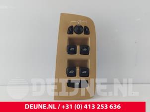 Gebruikte Elektrisch Raam Schakelaar Volvo V60 II (ZW) 2.0 B3 16V Mild Hybrid Prijs € 50,00 Margeregeling aangeboden door van Deijne Onderdelen Uden B.V.