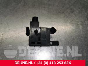Volkswagen Caddy Handrem schakelaar O204908 foto 2