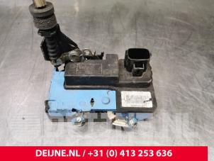 Volvo V70 Door lock mechanism 4-door, front left O206232 photo 3
