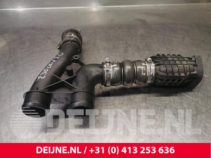 Gebruikte Intercooler Buis Renault Master III (MA/MB/MC/MD/MH/MF/MG/MH) 2.3 dCi 135 16V FWD Prijs € 48,40 Inclusief btw aangeboden door van Deijne Onderdelen Uden B.V.