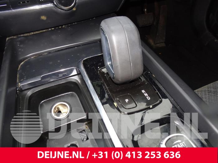 Gebruikte Versnellingspook Volvo V60 II (ZW) 2.0 B3 16V Mild Hybrid Prijs € 120,00 Margeregeling aangeboden door van Deijne Onderdelen Uden B.V.