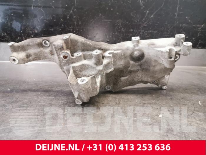 Gebruikte Dynamosteun onder Citroen Jumpy 2.0 Blue HDI 120 Prijs € 54,45 Inclusief btw aangeboden door van Deijne Onderdelen Uden B.V.