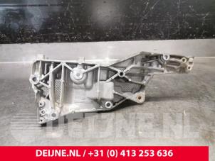 Citroen Jumpy Alternator lower bracket O208770 photo 3