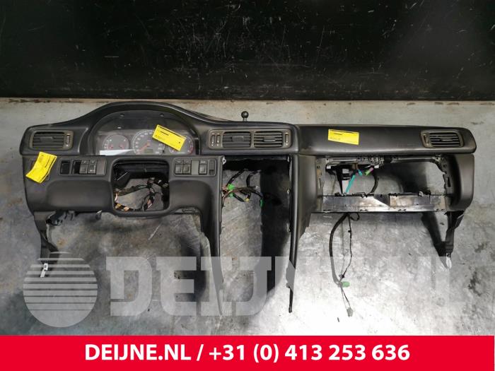 Volvo C70 Armaturenbrett O210704