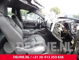 Gebruikte Stoel rechts Porsche Cayenne II (92A) 3.0 D V6 24V Prijs € 250,00 Margeregeling aangeboden door van Deijne Onderdelen Uden B.V.
