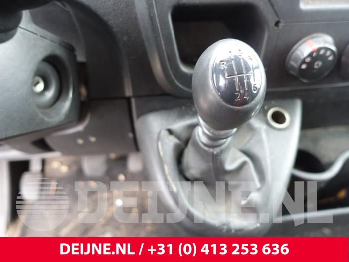 Versnellingspook van een Renault Master IV (MA/MB/MC/MD/MH/MF/MG/MH) 2.3 dCi 16V 2014