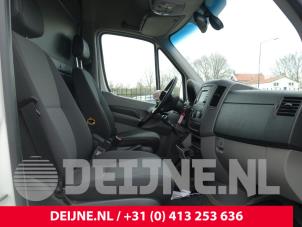 Gebruikte Voorstoel rechts Volkswagen Crafter 2.0 TDI 16V Prijs op aanvraag aangeboden door van Deijne Onderdelen Uden B.V.