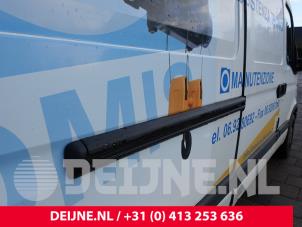 Gebruikte Schuifdeur Rail rechts Renault Master III (FD/HD) 2.5 dCi 16V Prijs op aanvraag aangeboden door van Deijne Onderdelen Uden B.V.