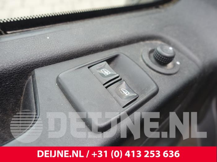 Elektrisch Raam Schakelaar van een Opel Vivaro 1.6 CDTi BiTurbo 125 2019