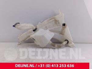 Gebruikte Ruitensproeiertank voor Volvo C70 (MC) 2.0 D3 20V Prijs € 50,00 Margeregeling aangeboden door van Deijne Onderdelen Uden B.V.