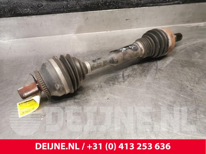 Gebruikte Aandrijfas links-voor Volvo XC90 I 3.2 24V Prijs € 100,00 Margeregeling aangeboden door van Deijne Onderdelen Uden B.V.