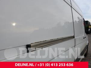 Gebruikte Schuifdeur Rail rechts Mercedes Sprinter 3,5t (906.63) 313 CDI 16V Prijs op aanvraag aangeboden door van Deijne Onderdelen Uden B.V.