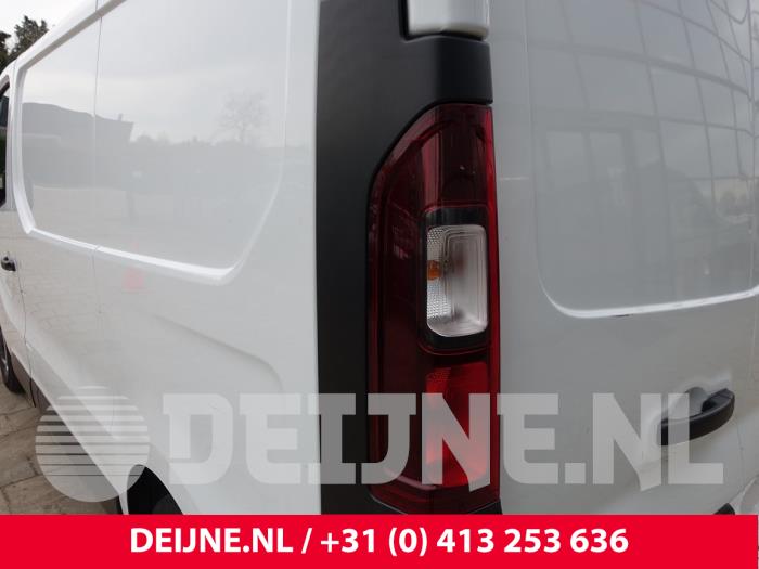 Achterlicht links van een Opel Vivaro 1.6 CDTi BiTurbo 125 2019