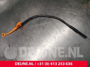 Gebruikte Olie Peilstok Volkswagen Crafter 2.5 TDI 30/32/35/46/50 Prijs € 12,10 Inclusief btw aangeboden door van Deijne Onderdelen Uden B.V.