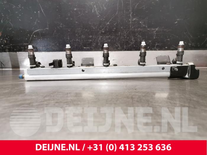 Gebruikte Injector brug Volvo C70 (MC) 2.5 T5 20V Prijs € 125,00 Margeregeling aangeboden door van Deijne Onderdelen Uden B.V.
