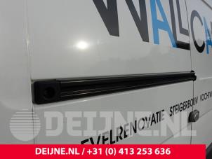Gebruikte Schuifdeur Rail rechts Renault Master IV (FV) 2.3 dCi 125 16V FWD Prijs op aanvraag aangeboden door van Deijne Onderdelen Uden B.V.
