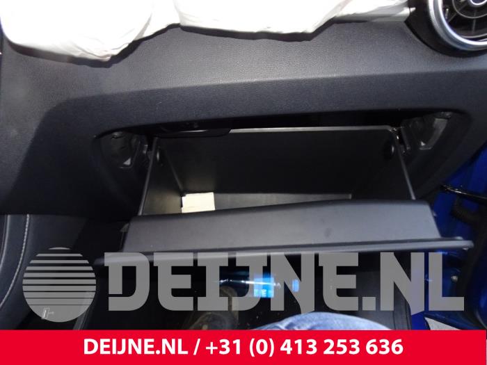MG ZS Handschuhfach O215867