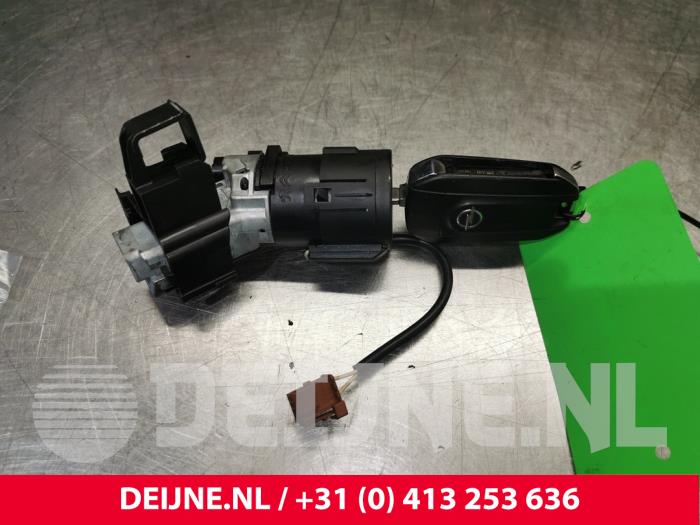 Gebruikte Kontaktslot + computer Opel Combo Cargo 1.6 CDTI 75 Prijs € 60,50 Inclusief btw aangeboden door van Deijne Onderdelen Uden B.V.