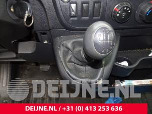 Gebruikte Versnellingspook Renault Master IV (ML) 2.3 dCi 16V Prijs op aanvraag aangeboden door van Deijne Onderdelen Uden B.V.