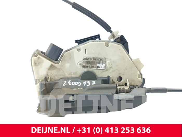 Volkswagen Amarok Rear door mechanism 4-door, right O216974