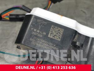 Tesla Model 3 Tank flap lock motor O216979 photo 2