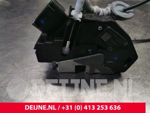 Volvo V60 Front door lock mechanism 4-door, right O220438 photo 2
