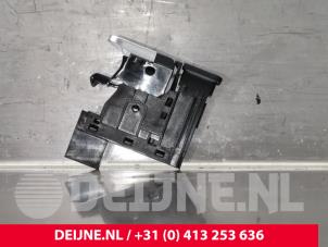 Volkswagen Multivan T7 Handrem schakelaar O220781 foto 3