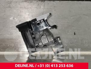 Gebruikte Schakelaar handrem Volkswagen Multivan T7 1.4 eHybrid 16V Prijs € 24,20 Inclusief btw aangeboden door van Deijne Onderdelen Uden B.V.