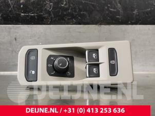 Gebruikte Schakelaar Elektrisch Raam Volkswagen Multivan T7 1.4 eHybrid 16V Prijs € 42,35 Inclusief btw aangeboden door van Deijne Onderdelen Uden B.V.