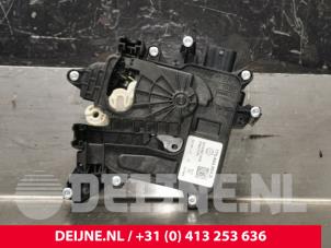 Gebruikte Motor Centrale Deurvergrendeling Volkswagen Multivan T7 1.4 eHybrid 16V Prijs € 90,75 Inclusief btw aangeboden door van Deijne Onderdelen Uden B.V.