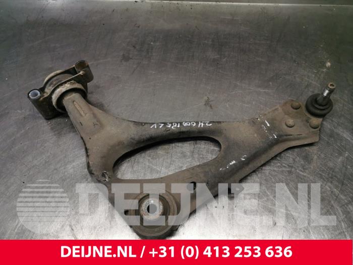 Mercedes Vito Draagarm onder links-voor O220943